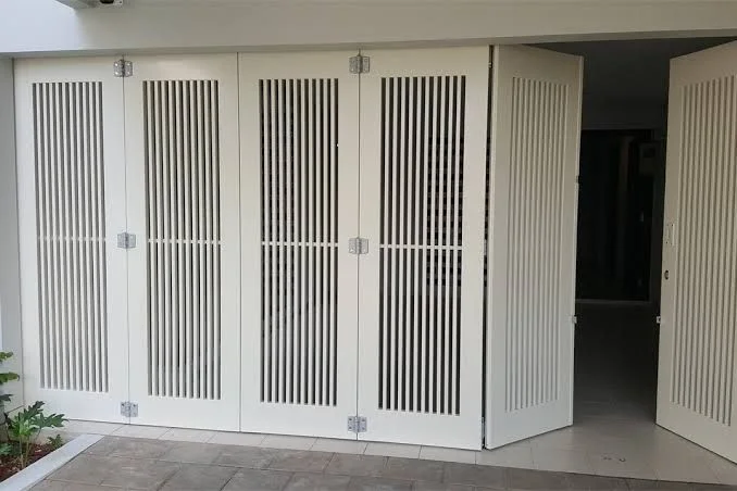 Pintu garasi